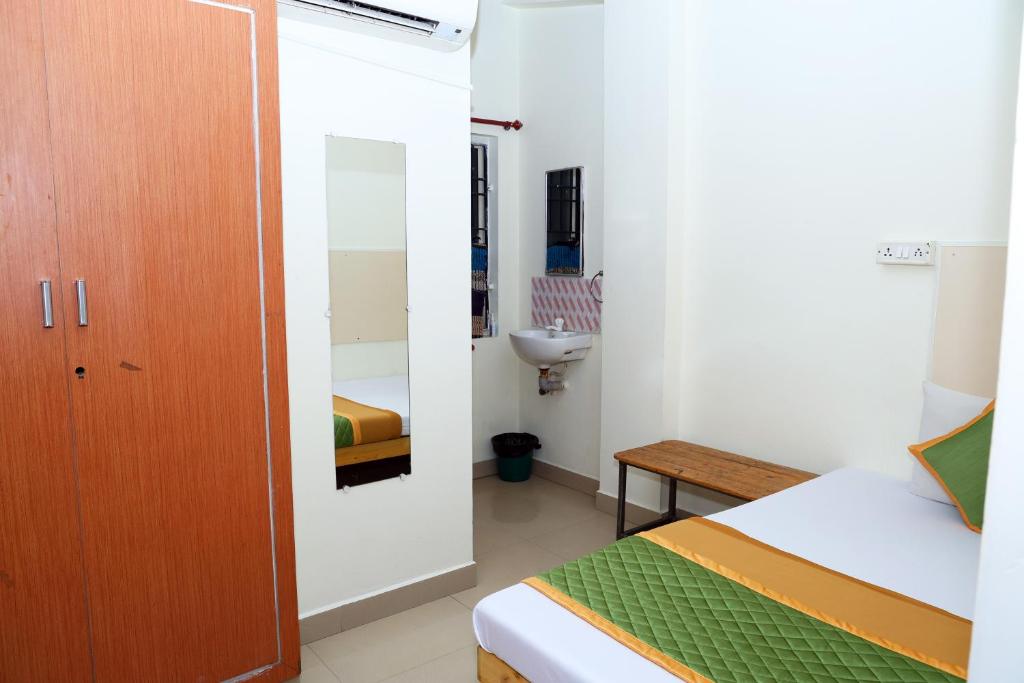 Postel nebo postele na pokoji v ubytování Royal Green Accommodation Chennai Airport
