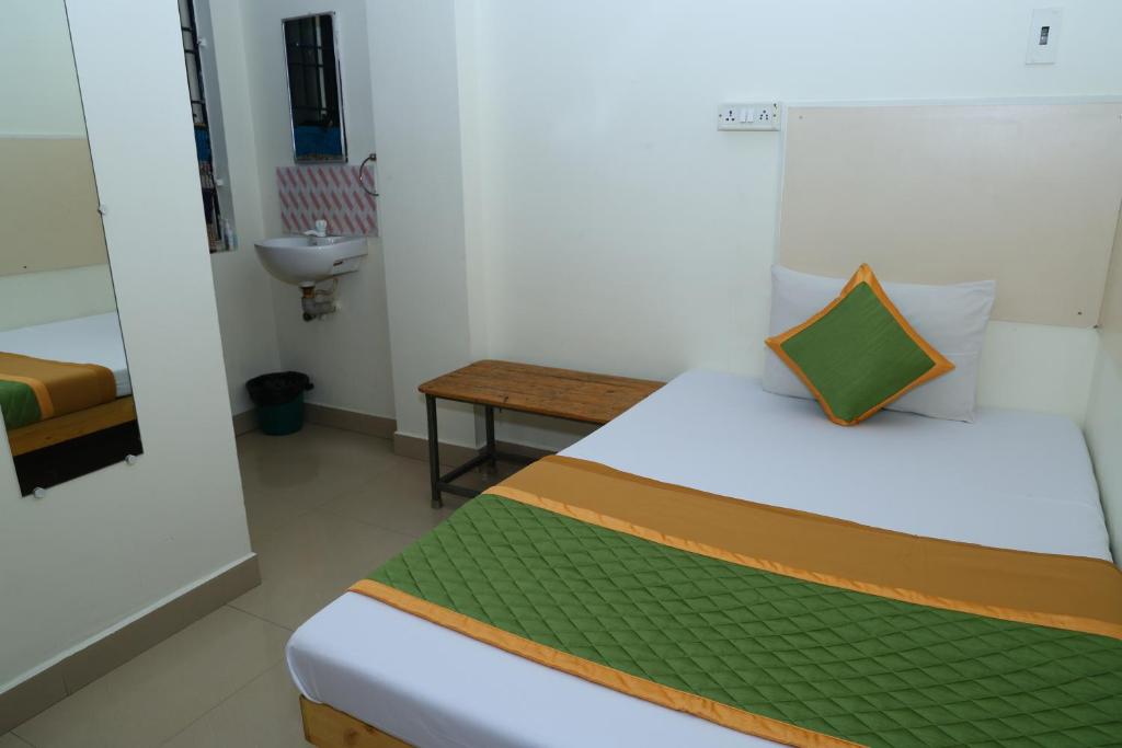 Postel nebo postele na pokoji v ubytování Royal Green Accommodation Chennai Airport