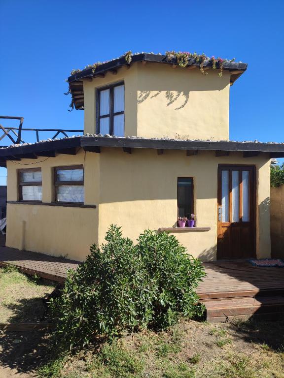una casa con puerta delantera y porche en Alojamientos CUYEN para 2 o 3 personas Playa Quequen y El Faro en Quequén