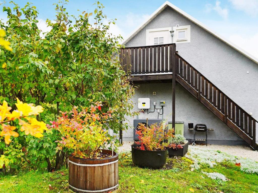 uma casa com três vasos de plantas em frente em Holiday home VISBY III em Visby
