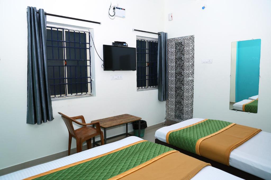 Postel nebo postele na pokoji v ubytování Royal Green Accommodation Chennai Airport