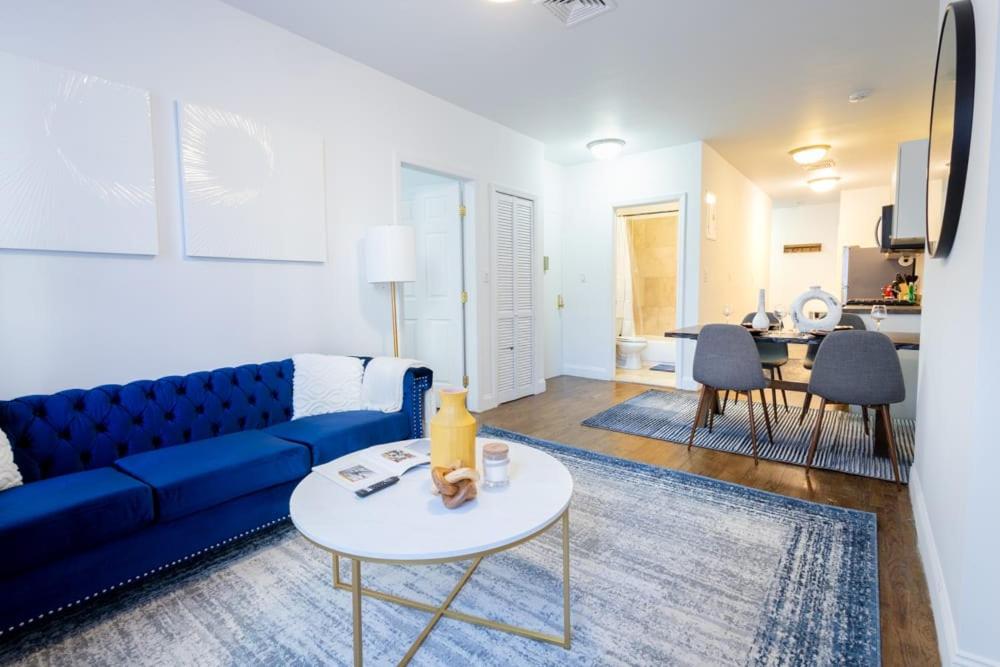uma sala de estar com um sofá azul e uma mesa em 1435-2 3 Bedrooms 2Bath W D UES em Nova York