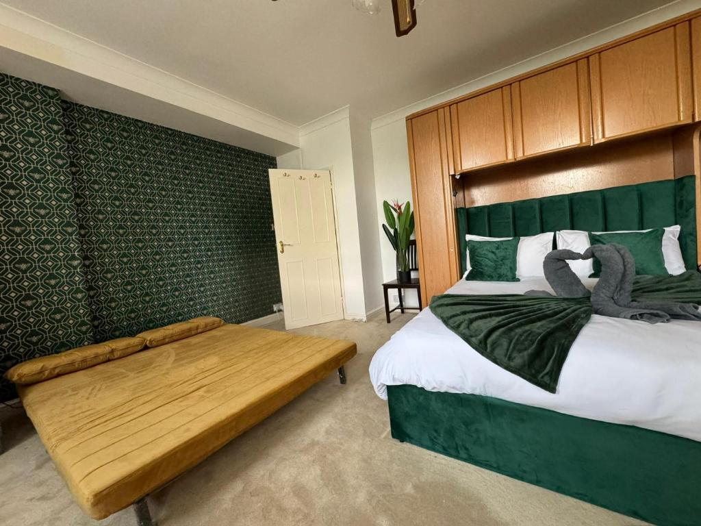 een slaapkamer met een groot bed en een houten hoofdeinde bij Serene Ocean Side Apartment BTN in Brighton & Hove