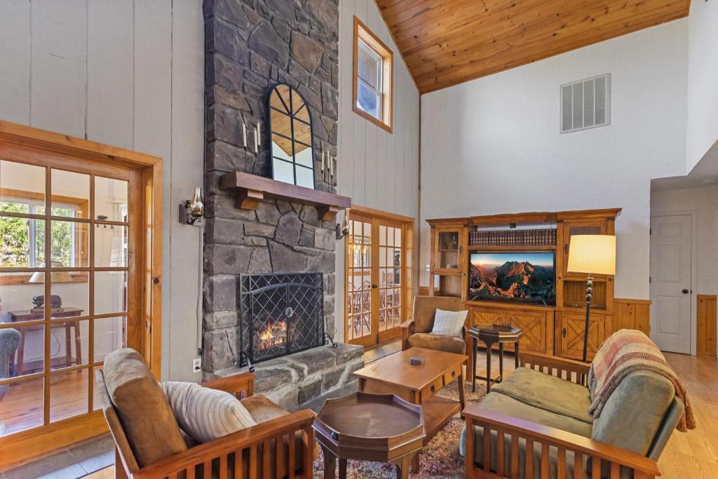 The Bear Dance, Beech Mountain (updated prices 2024)