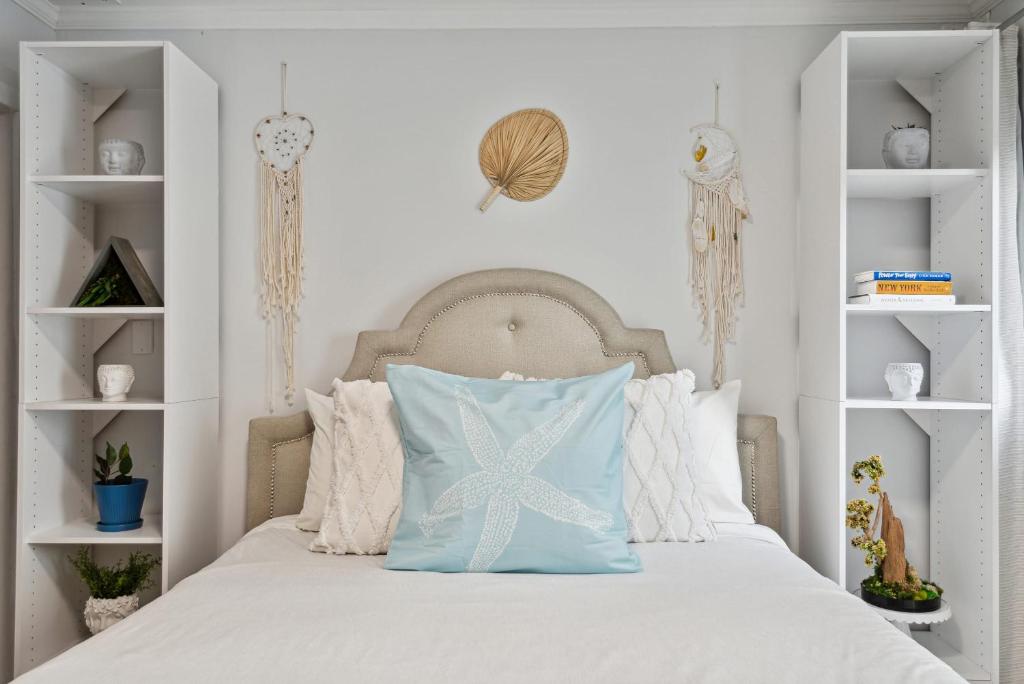 - une chambre avec un lit doté d'un oreiller en étoile de mer dans l'établissement Amalfi Cottage - 1 1 Tropical Paradise in Grove, à Miami