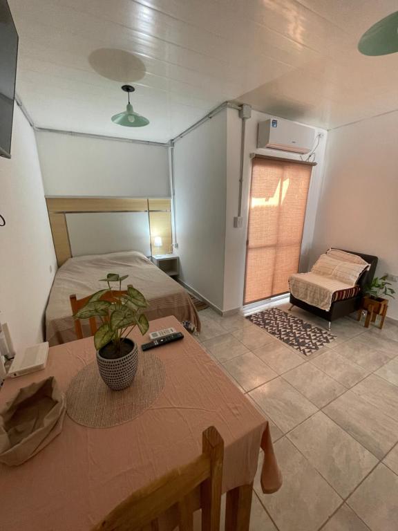 a bedroom with a bed and a table and a couch at El Catorce Departamento Temporario in Formosa