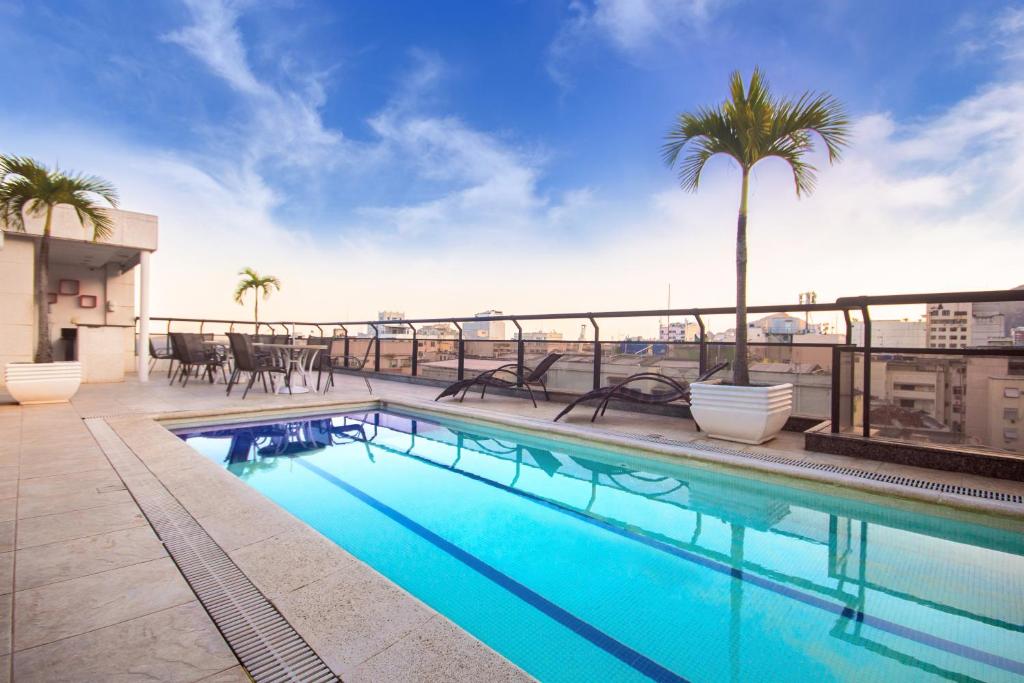 une piscine sur le toit d'un bâtiment dans l'établissement Hotel Nacional Inn Rio Copacabana, à Rio de Janeiro