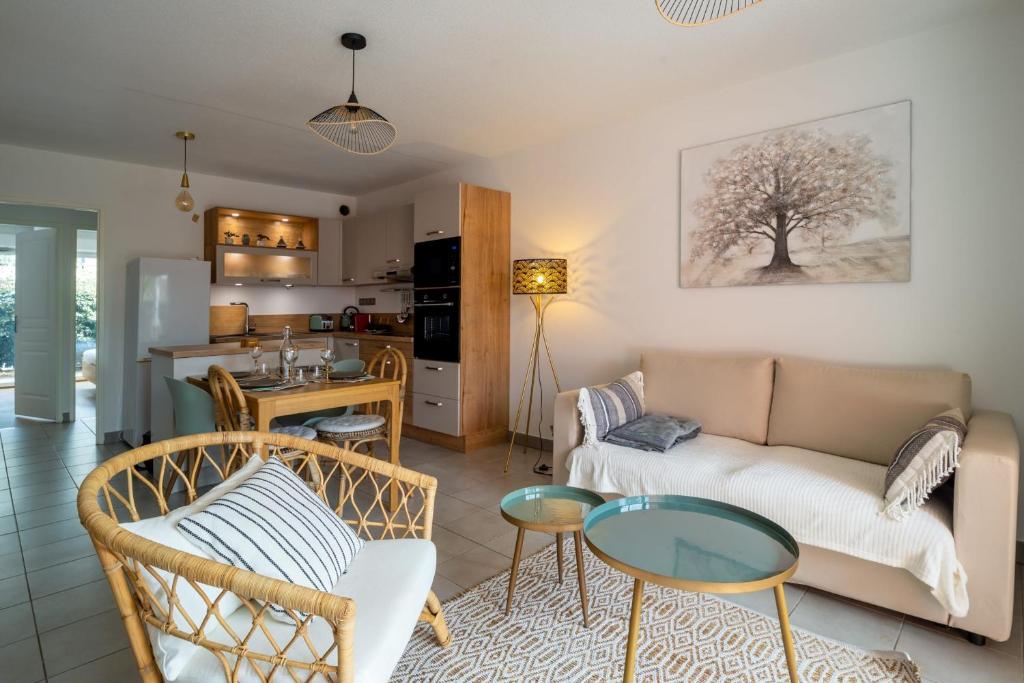un salon avec un canapé et une table dans l'établissement Appartement Exupéry - Welkeys, à La Teste-de-Buch