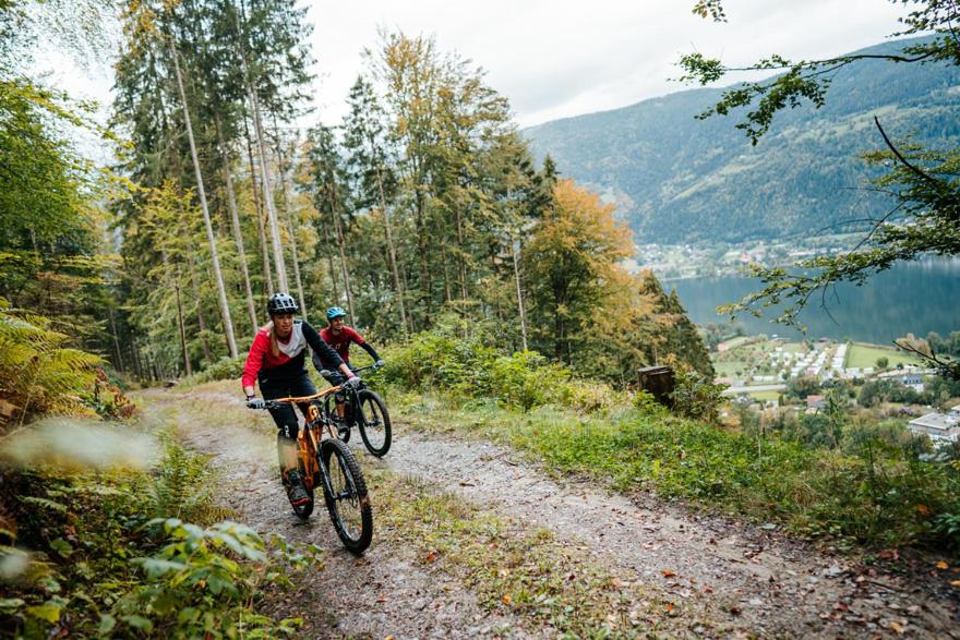 two people riding bikes down a dirt road at Feriennest Ossiachersee in Bodensdorf