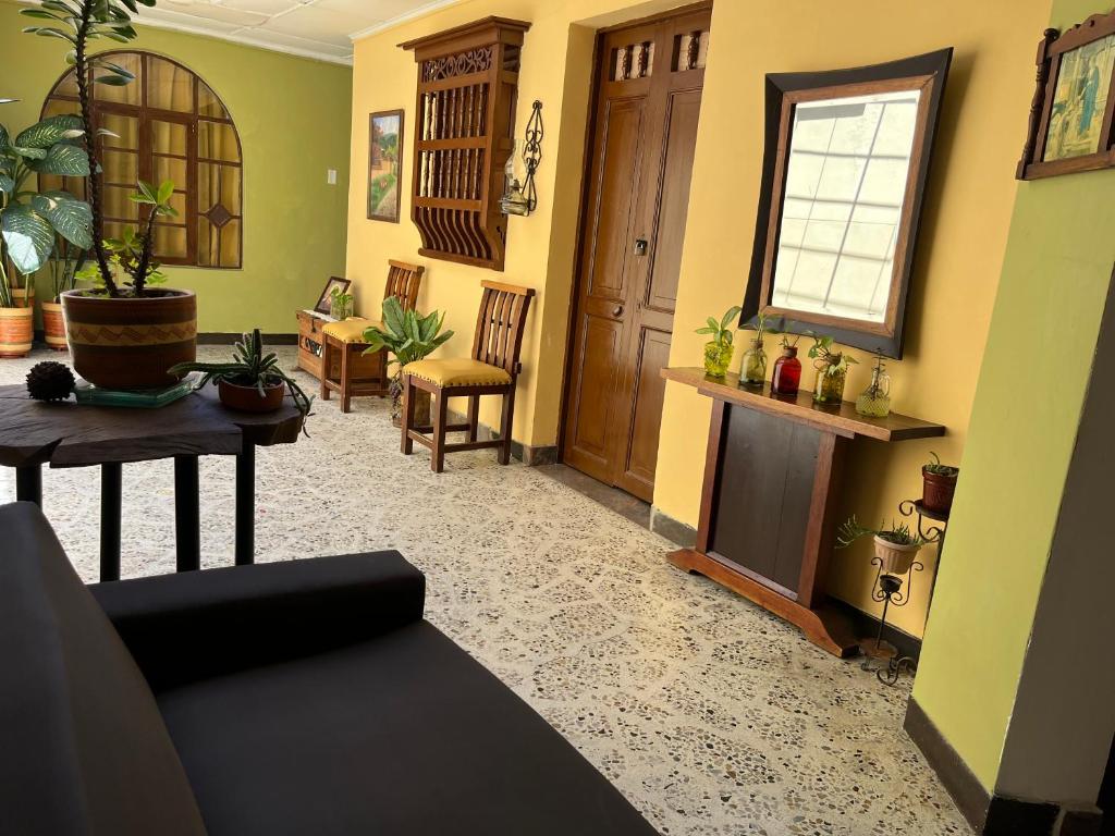 uma sala de estar com um sofá e uma mesa em Casa Grande Hostal em Medellín