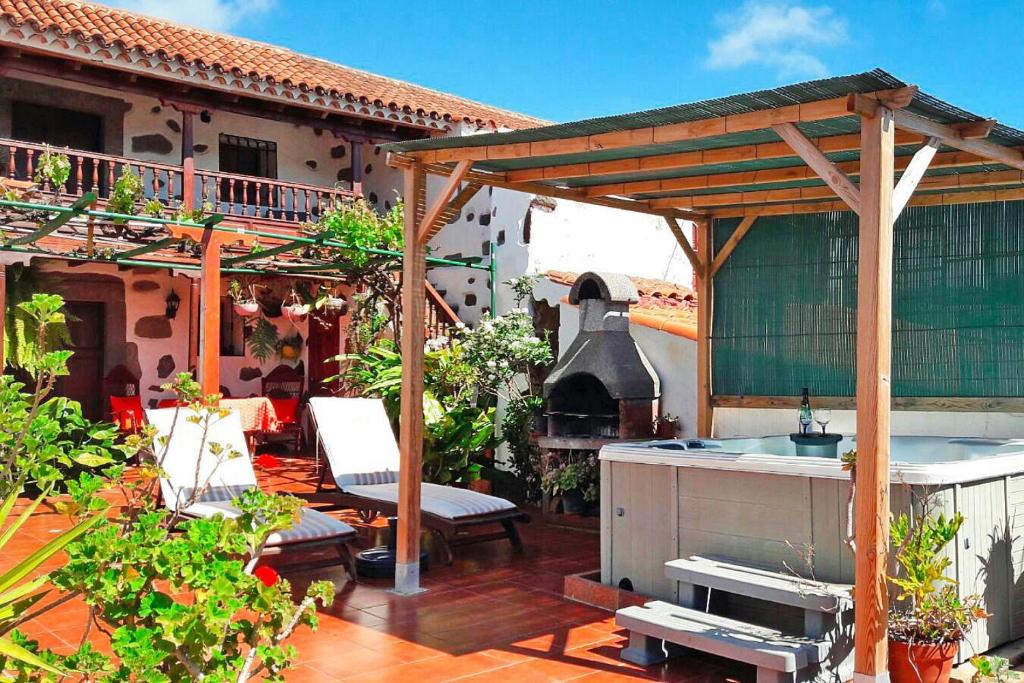 een patio met een buitenkeuken en een grill bij Holiday home Casa Guiniguada Santa Br gida in Santa Brígida