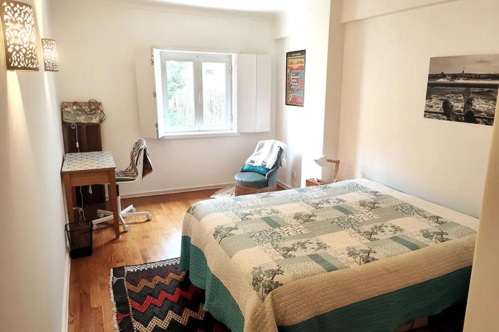 Schlafzimmer mit einem Bett und einem Fenster in der Unterkunft Le Raisonnable in Porto