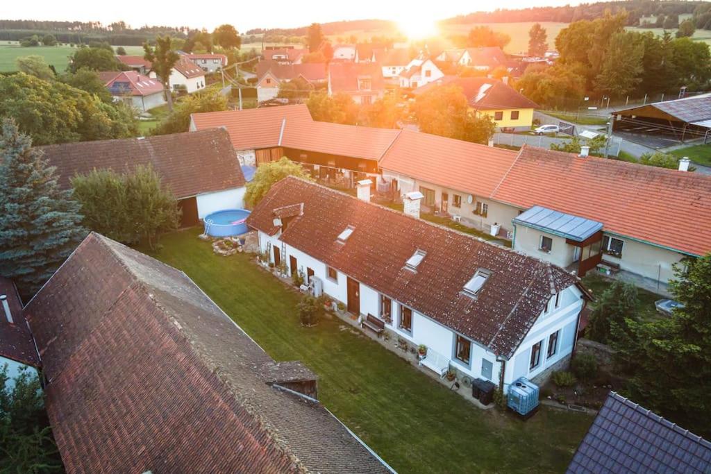 Východ nebo západ slunce při pohledu z apartmánu nebo okolí