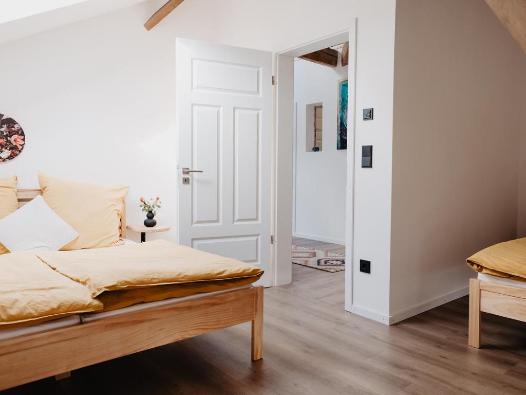 um quarto com uma cama e uma porta aberta em Casa Cara: Retreat Apartment Sauna em Tacherting