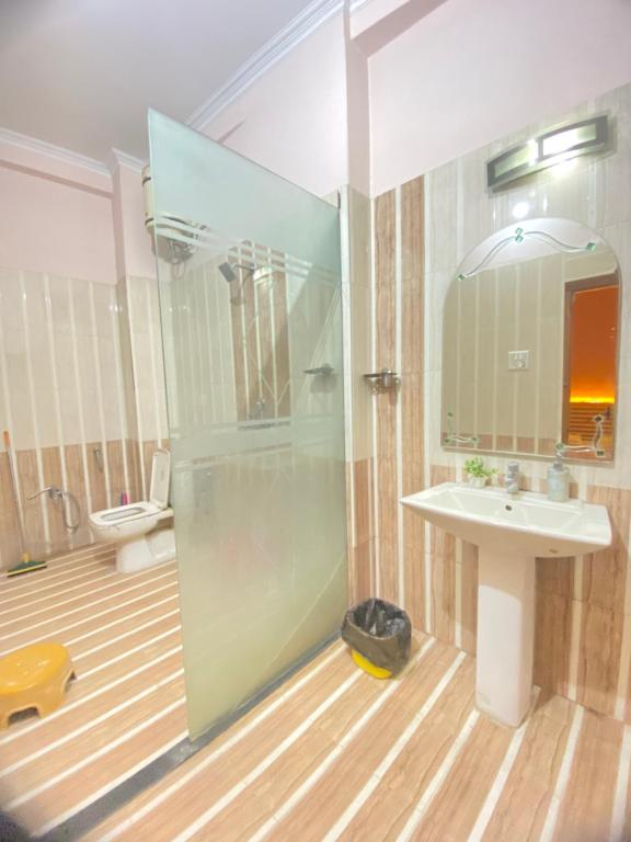 y baño con ducha, lavabo y aseo. en Rudra_HomeStay, en Varanasi