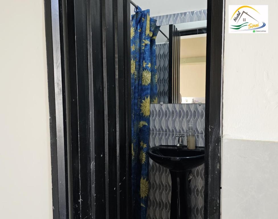 Bilik mandi di Hostal Sinaí