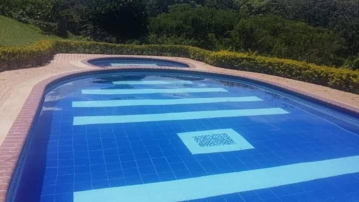 una vista aérea de una gran piscina azul en Apartamento hogareño, en Pereira