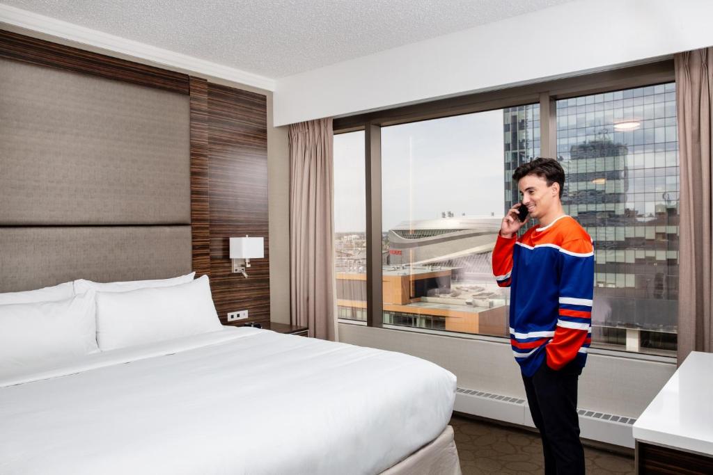 Postel nebo postele na pokoji v ubytování Delta Hotels by Marriott Edmonton Centre Suites