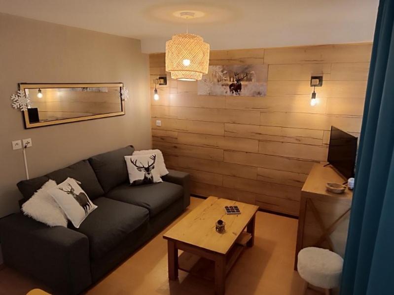 uma sala de estar com um sofá e uma mesa de centro em Appartement les orres 1800 pied des pistes em Les Orres