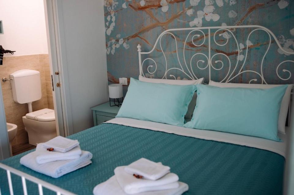 sypialnia z łóżkiem z ręcznikami w obiekcie B&B La Fenice w Bolonii