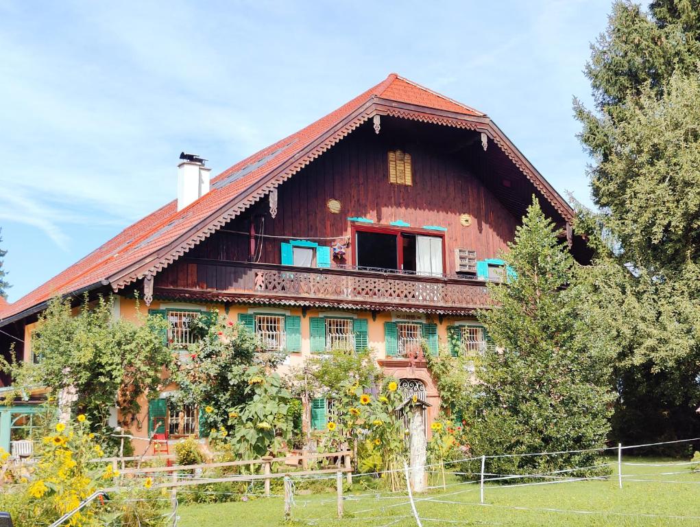 Habach的住宿－Das Fichtlgut Koppl，一座大型木房子,设有红色屋顶