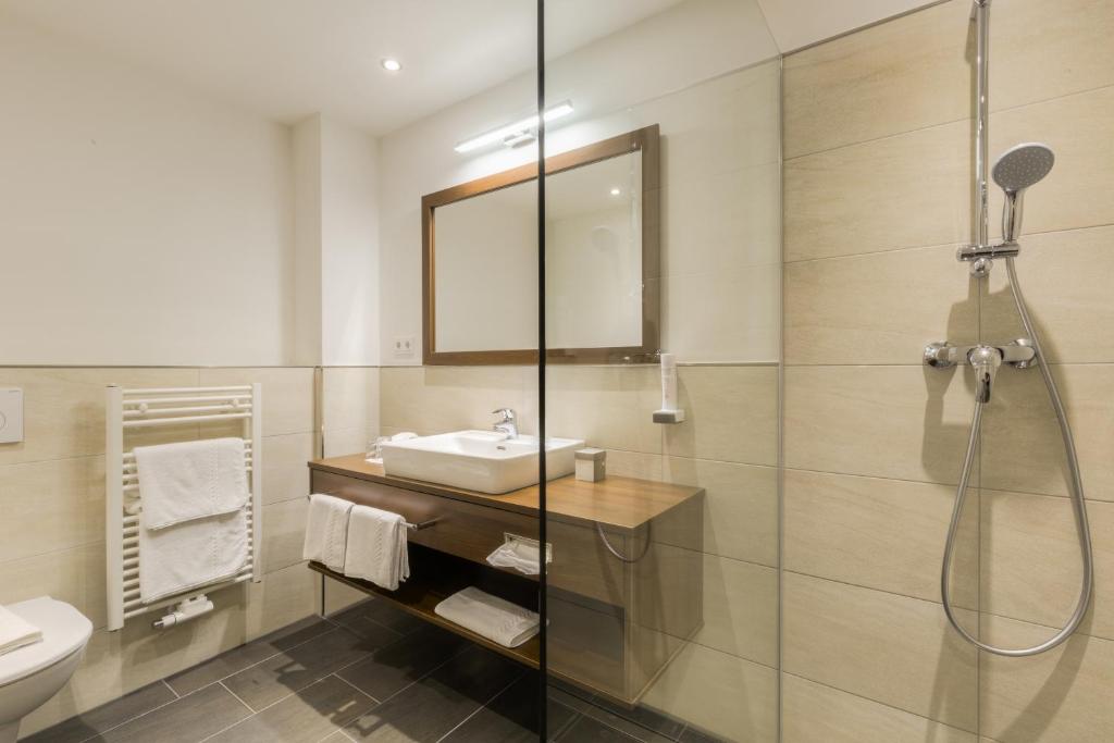 Koupelna v ubytování Seehotel Das JO