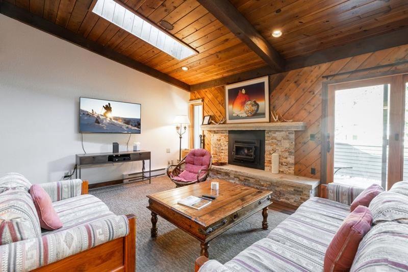 ein Wohnzimmer mit 2 Sofas und einem Kamin in der Unterkunft Townhome with Covered Parking Space & Fireplace in Vail