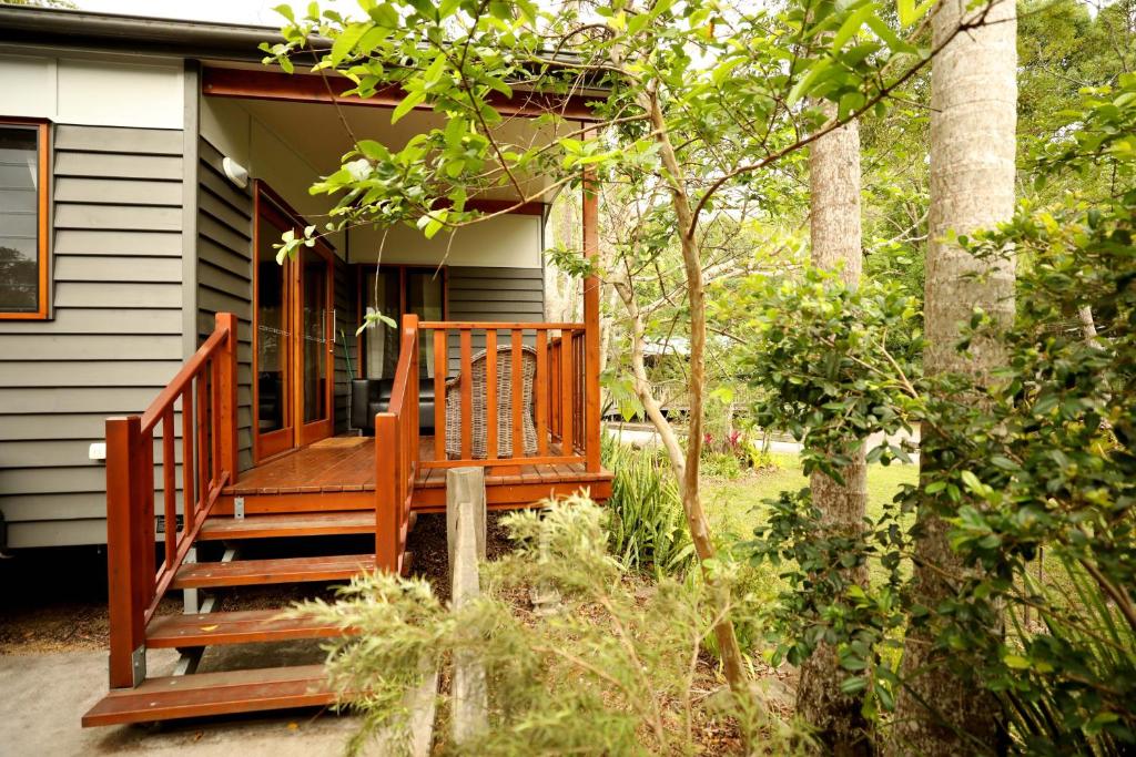 una veranda anteriore di una casa con terrazza in legno di Mt Warning Rainforest Park 