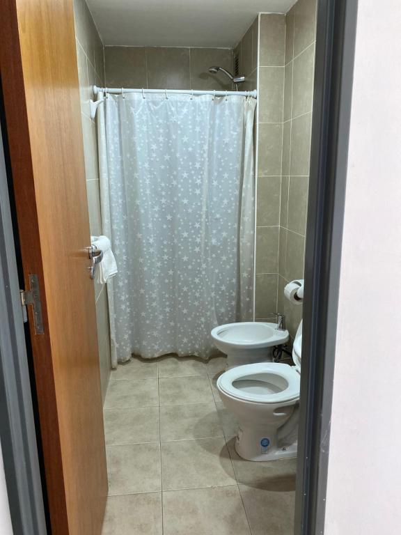 a bathroom with a toilet and a shower at Monoambiente zona centro in Rosario
