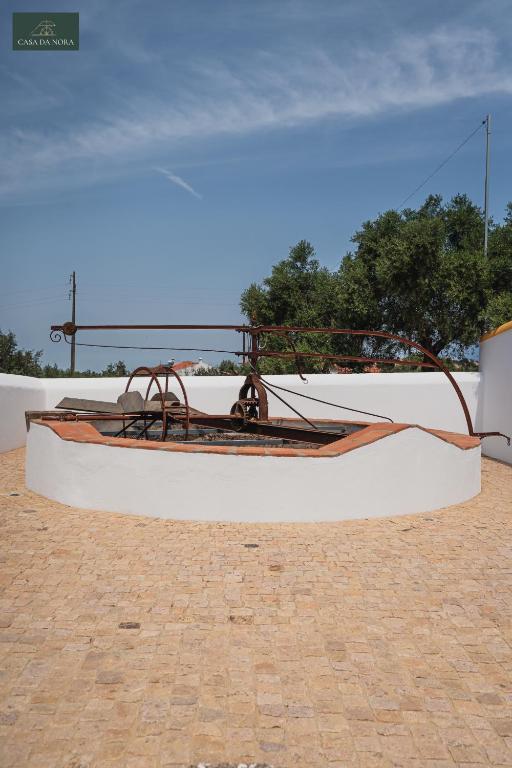 a platform on the side of a white building at Casa da Nora in Fortios