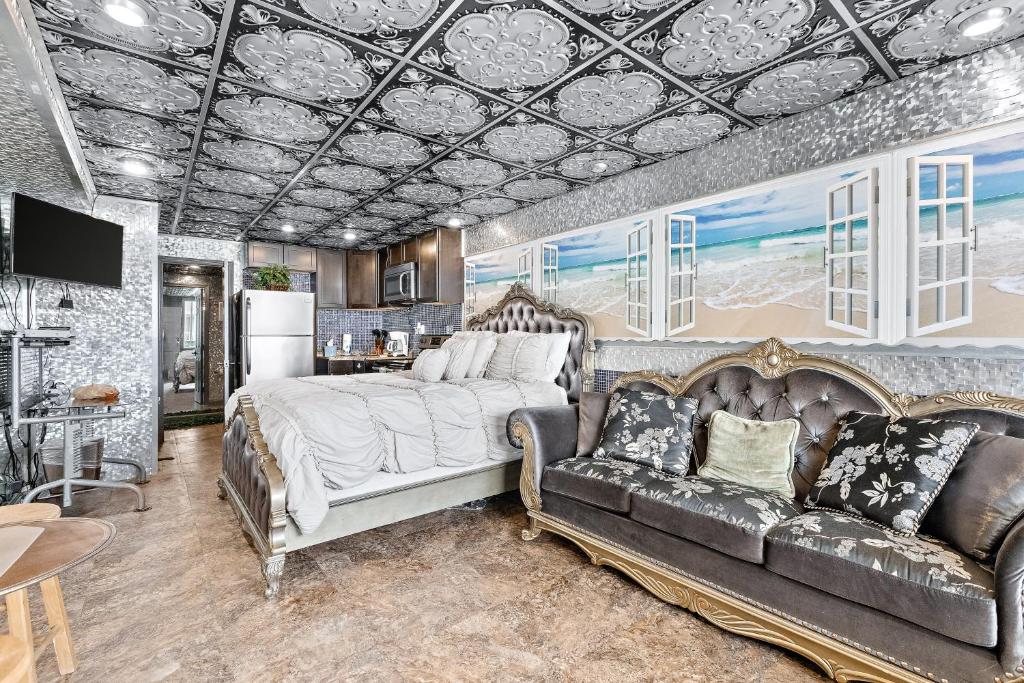 um quarto com uma cama e um sofá em Fontainebleau Terrace 600 em Panama City Beach