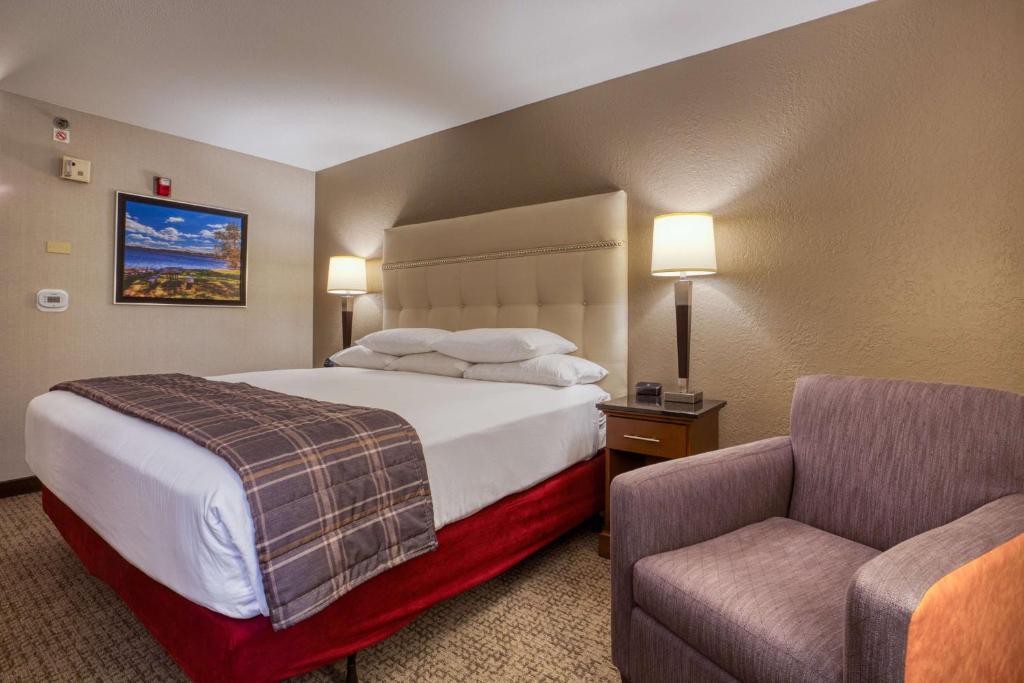 Drury Inn & Suites St. Louis - Fairview Heights - Deluxe King Room