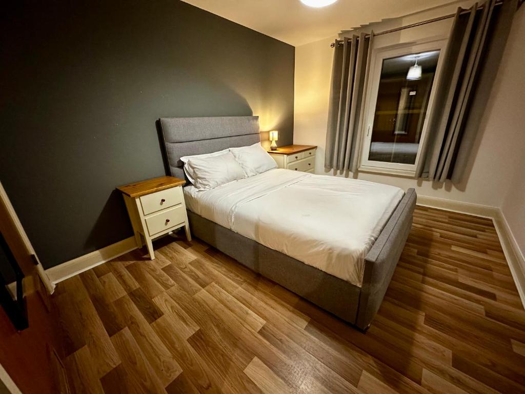 Un pat sau paturi într-o cameră la 2 Bedroom Flat Ground Floor Town Centre Colchester