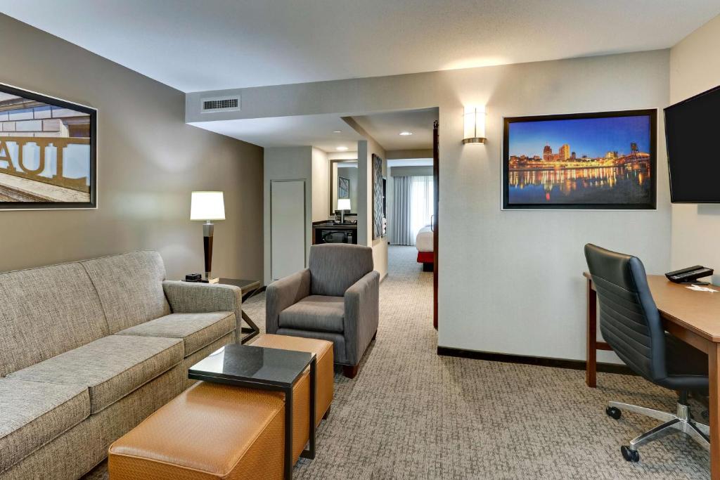 Drury Plaza Hotel St. Paul Downtown - Queen Suite With Sofa Bed - Hearing Accessible