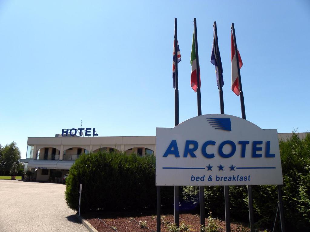 Certifikát, hodnocení, plakát nebo jiný dokument vystavený v ubytování Arcotel