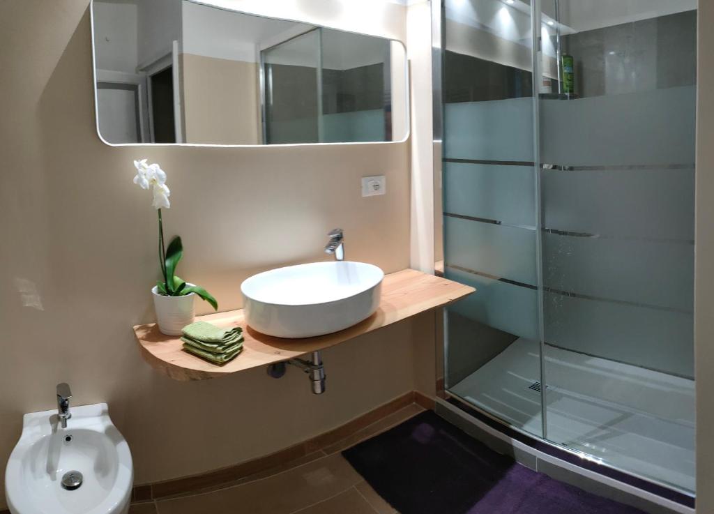 ein Bad mit einem Waschbecken und einer Dusche in der Unterkunft Molo27 CITRA 3979 in Genua