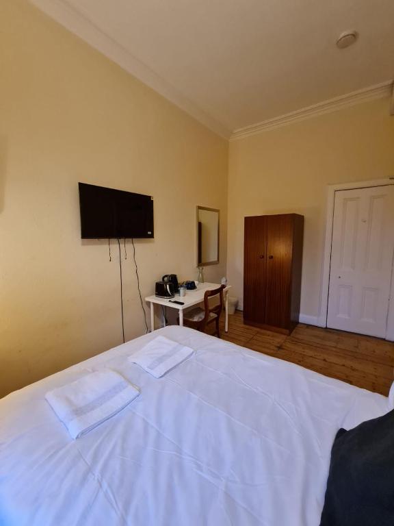 TV a/nebo společenská místnost v ubytování Haymarket Station Rooms