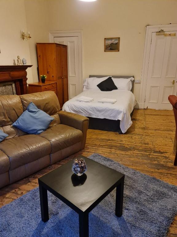 Postel nebo postele na pokoji v ubytování Haymarket Station Rooms