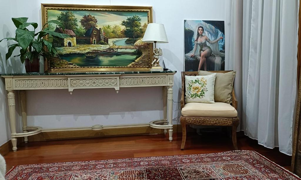 une chambre avec une table, une chaise et un tableau dans l'établissement Orient, à Madrid