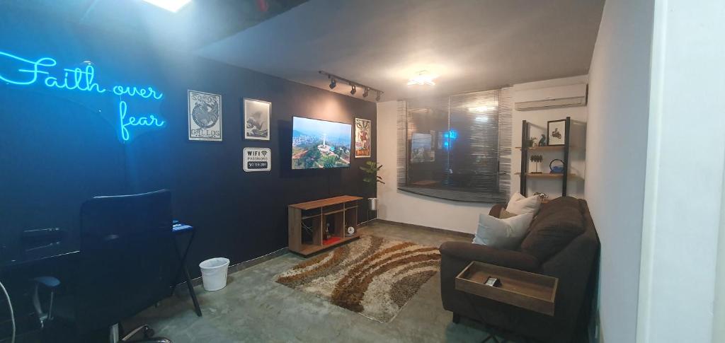 a living room with a couch and a tv at Mejor ubicación en cali in Cali