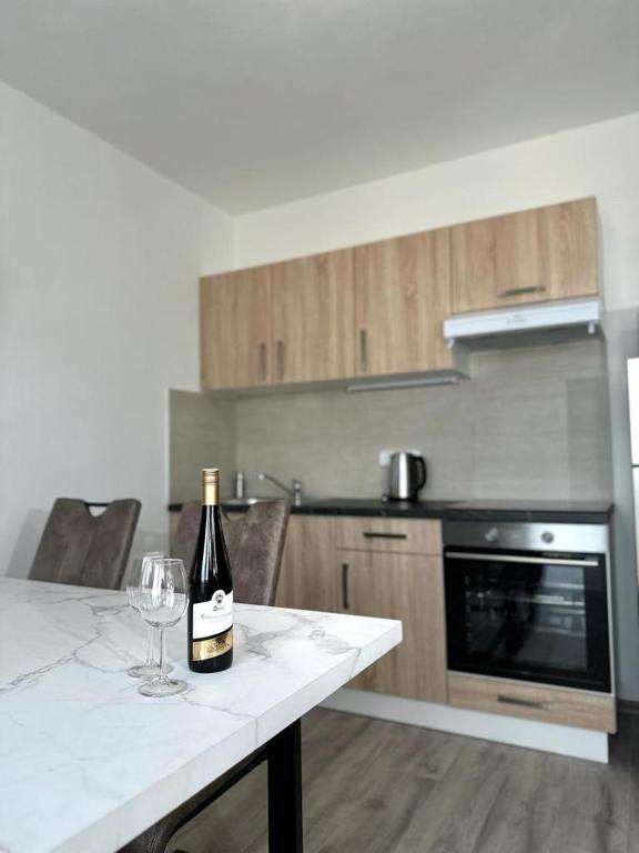 Kuchyň nebo kuchyňský kout v ubytování Sky Apartments 501