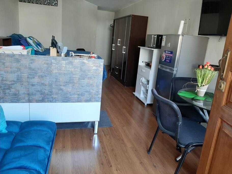 Hermoso MiniDepa de Estreno en La Molina في ليما: غرفة معيشة مع أريكة زرقاء وطاولة