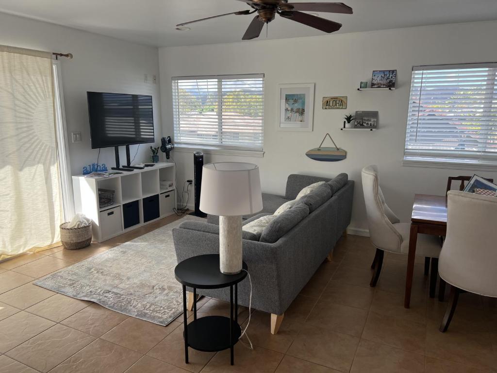 カイルアにあるKailani Loft, Kailua Coconut Grove 1-bedroomのソファとテーブルのあるリビングルーム