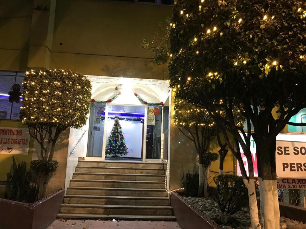 een huis met een kerstboom op de voordeur bij HOTEL PARQUE VIA in Mexico-Stad