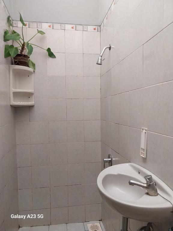 un bagno bianco con lavandino e WC di CIDERES HOLIDAY HOME a Majalengka