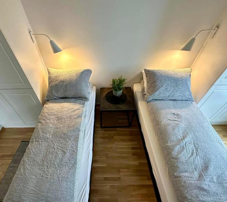 Postel nebo postele na pokoji v ubytování Leilighet ved havet med utsikt over Tromsøysundet.