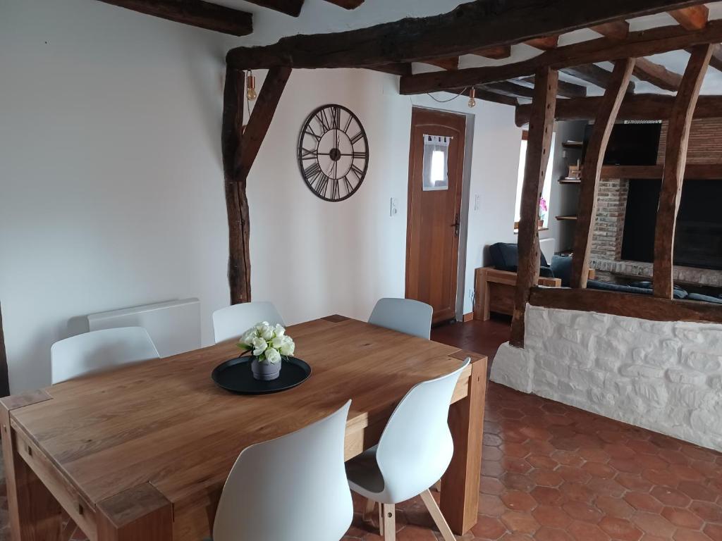 Posezení v ubytování Le Refuge de Normandie avec Spa et Cheminée
