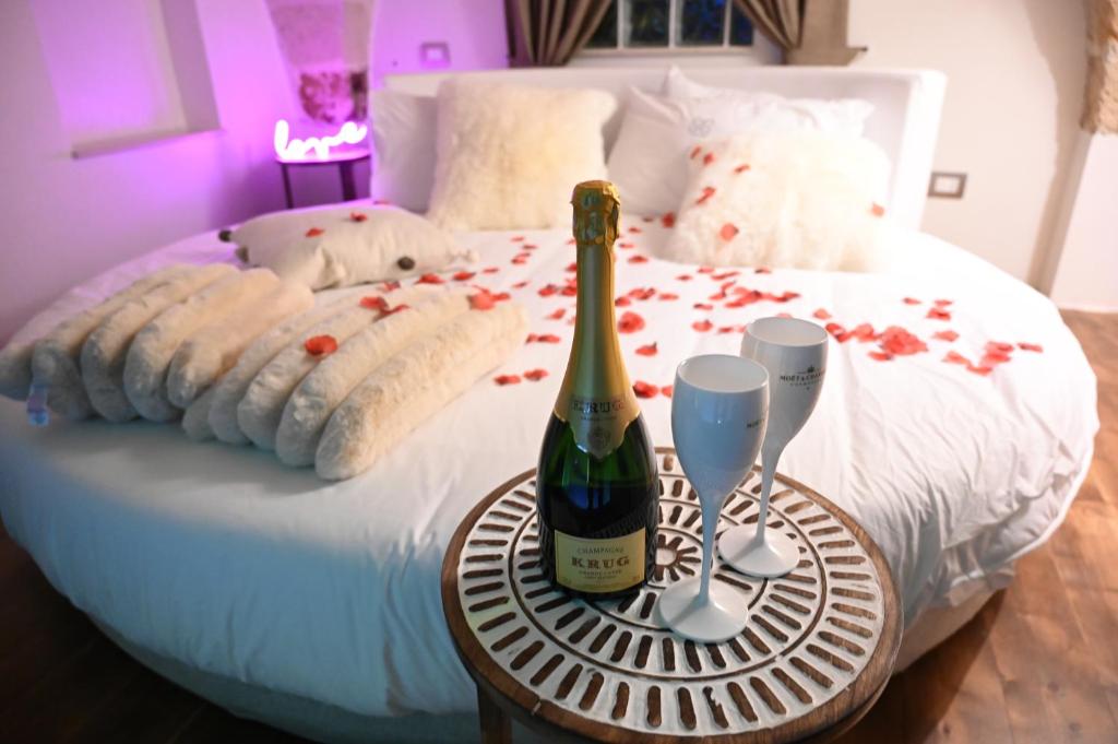 Postel nebo postele na pokoji v ubytování Suite Cavour Exclusive House Private Luxury SPA