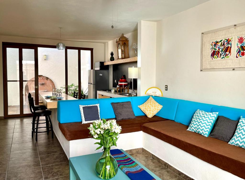 a living room with a blue and white couch at Hermoso departamento en San Miguel De Allende in San Miguel de Allende