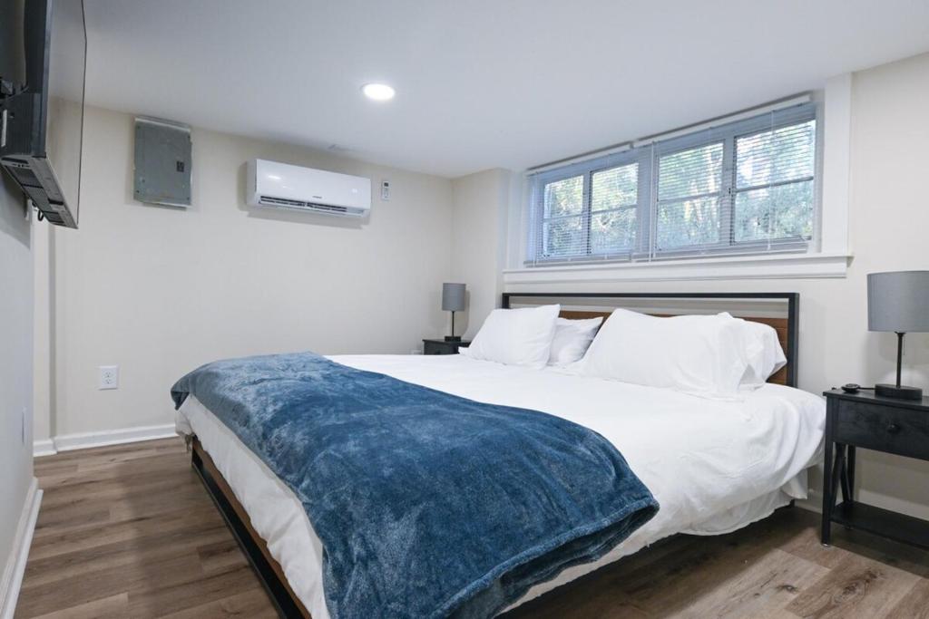 Un dormitorio con una cama grande con una manta azul. en Bobbin Mills Studio - 1 mile from Downtown Athens, en Athens